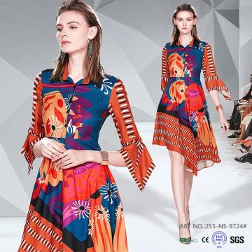 Жіноче плаття з принтом з елегантністю