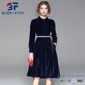 Плаття з темного оксамиту з довгими рукавами